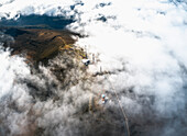 Luftaufnahme der Serra de Santa Barbara mit Wolken und Nebel, Terceira, Portugal.