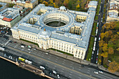 Luftaufnahme der schönen Russischen Akademie der Künste, umgeben von Bäumen und einem Fluss, Sankt Petersburg, Russland.