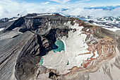 Luftaufnahme des Vulkans Gorely mit zerklüftetem Gelände und schneebedecktem Eis, Halbinsel Kamtschatka, Russland.