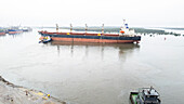 Port Harcourt, Nigeria - 23. März 2022: Luftaufnahme von Frachtschiffen und Schleppern im geschäftigen Hafen der Nigerian Ports Authority in Port Harcourt, Nigeria.