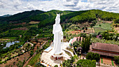 Luftaufnahme der Linh An Pagode, umgeben von Bergen, Wäldern und Tempeln, Da Lat, Lam Dong, Vietnam.