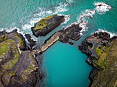 Luftaufnahme der Blauen Lagune in der Nähe des Strandes von Abereiddy, in der Nähe von St. David's, Pembrokeshire-Küstenweg, Pembrokeshire, Wales, UK