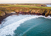 Luftaufnahme von Caerfai Bay, St David's, Pembrokeshire, Wales