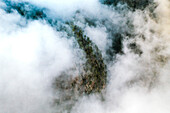 Luftaufnahme eines wolkenverhangenen Bergfelsens auf La Palma in der Nähe von El Paso, Kanarische Inseln, Spanien.