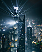 Luftaufnahme der Lichter der Stadt Shanghai am späten Abend, Blick auf die modernen Wolkenkratzer in der Innenstadt, Shanghai, China.