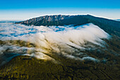 Luftaufnahme der Landschaft der Insel La Palma mit Wolkenbildung auf einem Bergkamm, Kanarische Inseln, Spanien.