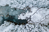Luftaufnahme eines schneebedeckten Flusstals im Winter in Kaunas, Litauen