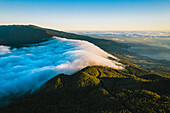Luftaufnahme der Naturlandschaft der Insel La Palma früh am Morgen mit Santa Cruz im Hintergrund bei Sonnenaufgang, Kanarische Inseln, Spanien