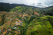 Luftaufnahme der schönen Teeplantagenfelder im Bergtal in ländlicher Umgebung, Nuwara Eliya, Sri Lanka