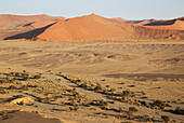 Luftaufnahme der trockenen Ebenen und des trockenen Flussbettes des Tsauchab-Flusses am Rande der Namib-Wüste. Luftaufnahme. Namib-Naukluft-Nationalpark, Namibia