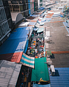 Bangkok, Thailand - 22. Januar 2023: Luftaufnahme von Menschen in der Eisenbahn auf dem Rom Hup Zugmarkt in Bangkok, Thailand.