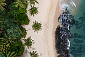 Luftaufnahme von oben auf einen Sandstrand mit Palmen am Indischen Ozean, Unakuruwa, Sri Lanka.