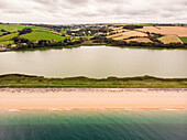 Luftaufnahme von Start Bay, Slapton Ley Nature Reserve und Slapton Sands bei Torcross, South Devon, UK.