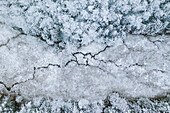 Luftaufnahme eines schneebedeckten Flusstals im Winter in Kaunas, Litauen