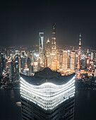 Luftaufnahme des Lujiazui-Gebiets in Shanghai bei Nacht.
