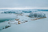 Luftaufnahme der Winterlandschaft eines zugefrorenen Sees in Aukstadvaris, Litauen