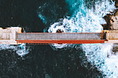 Luftaufnahme von oben auf die Brücke über das Mittelmeer zwischen Pier und Fort in Valletta, Malta.