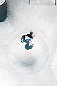 Luftaufnahme eines BMX-Fahrers in Aktion an einem sonnigen Tag im Skate-Pool, Panevezys, Litauen.