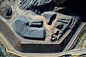 Luftaufnahme des industriellen Steinbruchs mit schweren Maschinen und der Baustelle, Waimea Community Dam, Nelson, Neuseeland.