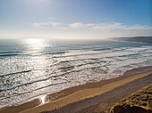 Luftaufnahme der sanften Wellen in der Nachmittagssonne, am Freshwater West Beach, Pembrokeshire Coast, Wales, UK