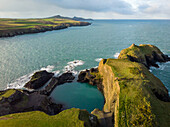 Luftaufnahme der Blauen Lagune in der Nähe des Strandes von Abereiddy, in der Nähe von St. David's, Pembrokeshire-Küstenweg, Pembrokeshire, Wales, UK