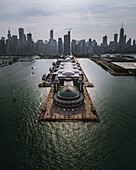 Luftaufnahme des Navy Pier in Chicago, Illinois, Vereinigte Staaten.