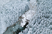 Luftaufnahme einer zugefrorenen Flusslandschaft im Winter in der Nähe von Kaunas, Litauen