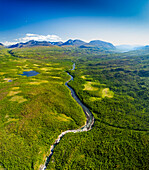 Luftaufnahme des Panorama-Flusses Abiskojakka, der sich durch majestätische Berge und üppige Wälder schlängelt, Abisko-Nationalpark, Schweden.