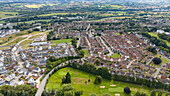 Luftaufnahme von Wohnhäusern und Grünanlagen mit einem Golfplatz, Exeter, Vereinigtes Königreich.