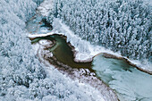 Luftaufnahme einer zugefrorenen Flusslandschaft im Winter in der Nähe von Kaunas, Litauen