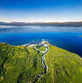 Luftaufnahme der malerischen Schlucht und des Deltas des Abiskojakka-Flusses mit dem ruhigen Tornetrask-See, umgeben von majestätischen Bergen und üppigem Grün, Abisko-Nationalpark, Schweden.