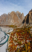 Luftaufnahme des malerischen Khorkundus-Tals mit majestätischen Bergen und einem ruhigen Fluss, Bezirk Ghanche, Pakistan