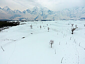 Luftaufnahme einer verschneiten Landschaft mit schneebedeckten Bergen und Bäumen, Skardu, Pakistan.