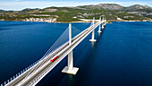 Drohnenansicht der Peljesac-Brücke, Kroatien.