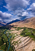 Luftaufnahme des wunderschönen Phander-Tals mit majestätischen Bergen, ruhigem Fluss und leuchtenden Feldern, Phander, Pakistan