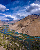 Luftaufnahme des wunderschönen Phander-Tals mit majestätischen Bergen und einem ruhigen Fluss unter einem strahlend blauen Himmel, Phander, Pakistan