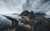 Luftaufnahme von Eystrahorn und einem schwarzen Sandstrand, der sich entlang der Küste im Naturschutzgebiet Hvalnes, Austurland, Island, erstreckt