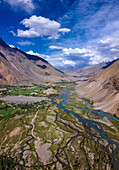 Luftaufnahme des ruhigen Phander-Tals mit einem lebhaften Fluss und majestätischen Bergen unter einem malerischen Himmel, Phander, Pakistan.