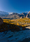 Luftaufnahme des malerischen Sailing Valley mit seinen majestätischen schneebedeckten Bergen und dem ruhigen Fluss, Distrikt Ghanche, Pakistan.