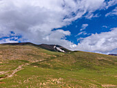 Luftaufnahme einer ruhigen Berglandschaft mit Wolken und blauem Himmel, Sambaksar-Pass, Pakistan.