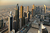Luftaufnahme der modernen Wolkenkratzer und des belebten Stadtbilds entlang der Sheikh Zayed Road, Dubai, Vereinigte Arabische Emirate