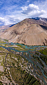 Luftaufnahme des majestätischen Phander-Tals mit zerklüfteten Bergen und einem ruhigen Fluss, Phander, Pakistan.