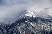 Luftaufnahme von verschneiten Berggipfeln in der Region Kaschmir, Pakistan.