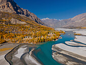 Luftaufnahme des Barah-Tals mit leuchtendem Herbstlaub und einem ruhigen Fluss, umgeben von majestätischen Bergen, Khaplu, Ghanche District, Pakistan