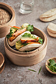 Bao Buns mit Hähnchen, Gurke, Möhren und Koriander