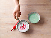 Zuckerguss mit Lebensmittelfarbe einfärben