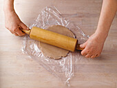 Mürbeteig zwischen Frischhaltefolie ausrollen
