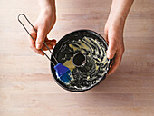 Gugelhupfform mit Butter einfetten