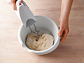 Hefeteig mit dem Handrührgerät kneten