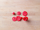 Rosenblütendeko aus rotem Marzipan herstellen